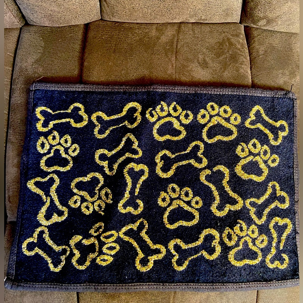Pet Food Bowl Mat. 18”x12”